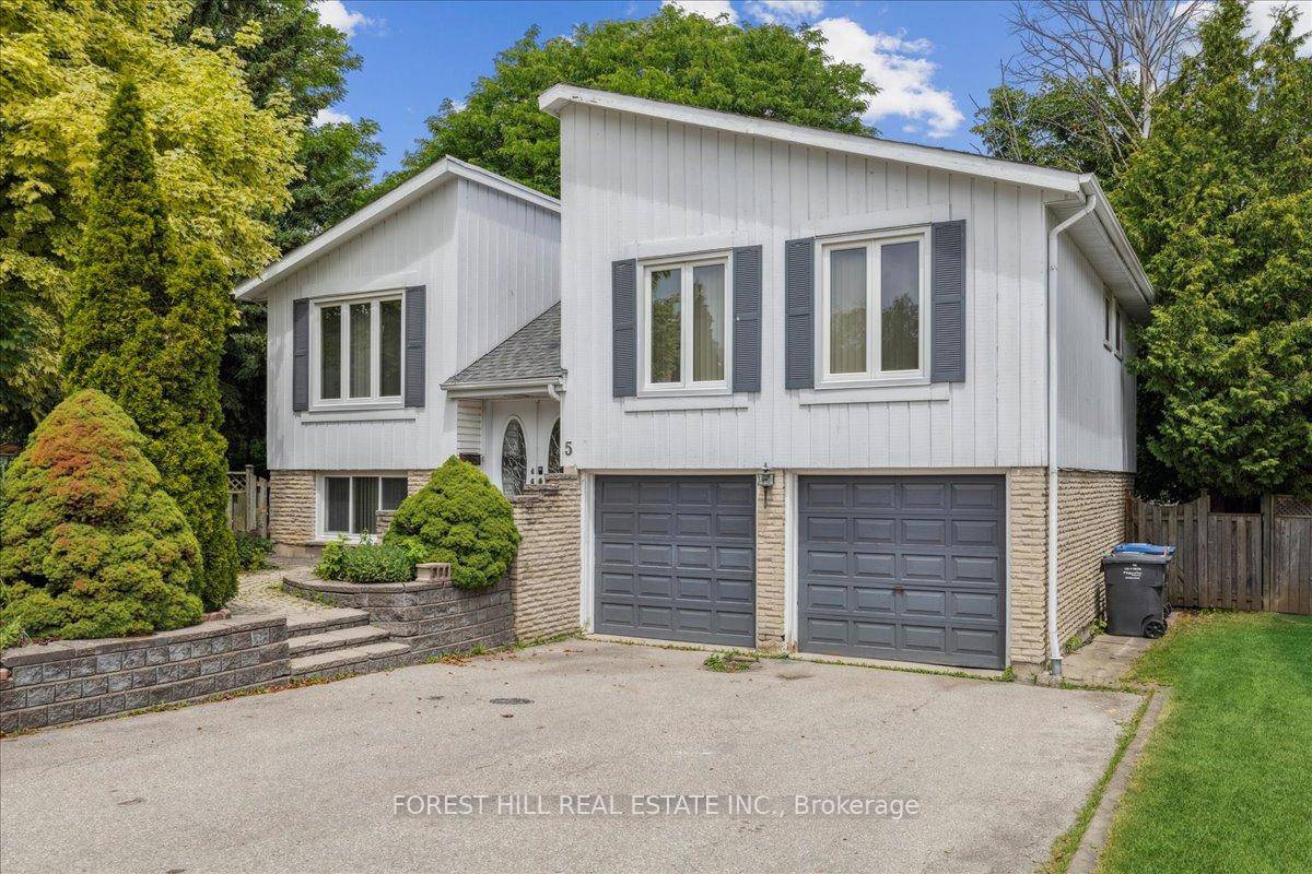 Welcome to Helsinki Mews A Rare Opportunity in Riverview Heights, Streetsville Set on a quiet cul de sac in one of Streetsville's most desirable neighbourhoods, this detached home rests on ...