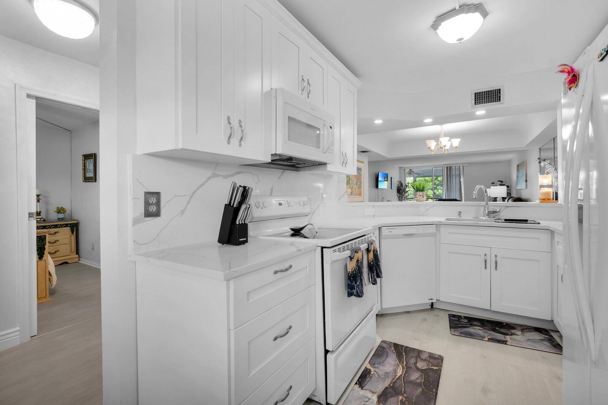 Beautifully renovated 2BR 2BA condo in Boca Raton's 55 Barwood community.