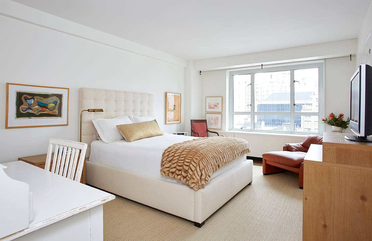 Welcome to B 1103, an elegant two bedroom residence in the coveted B Tower.