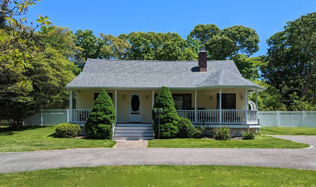 Southampton Shores conveniently located near abeach.