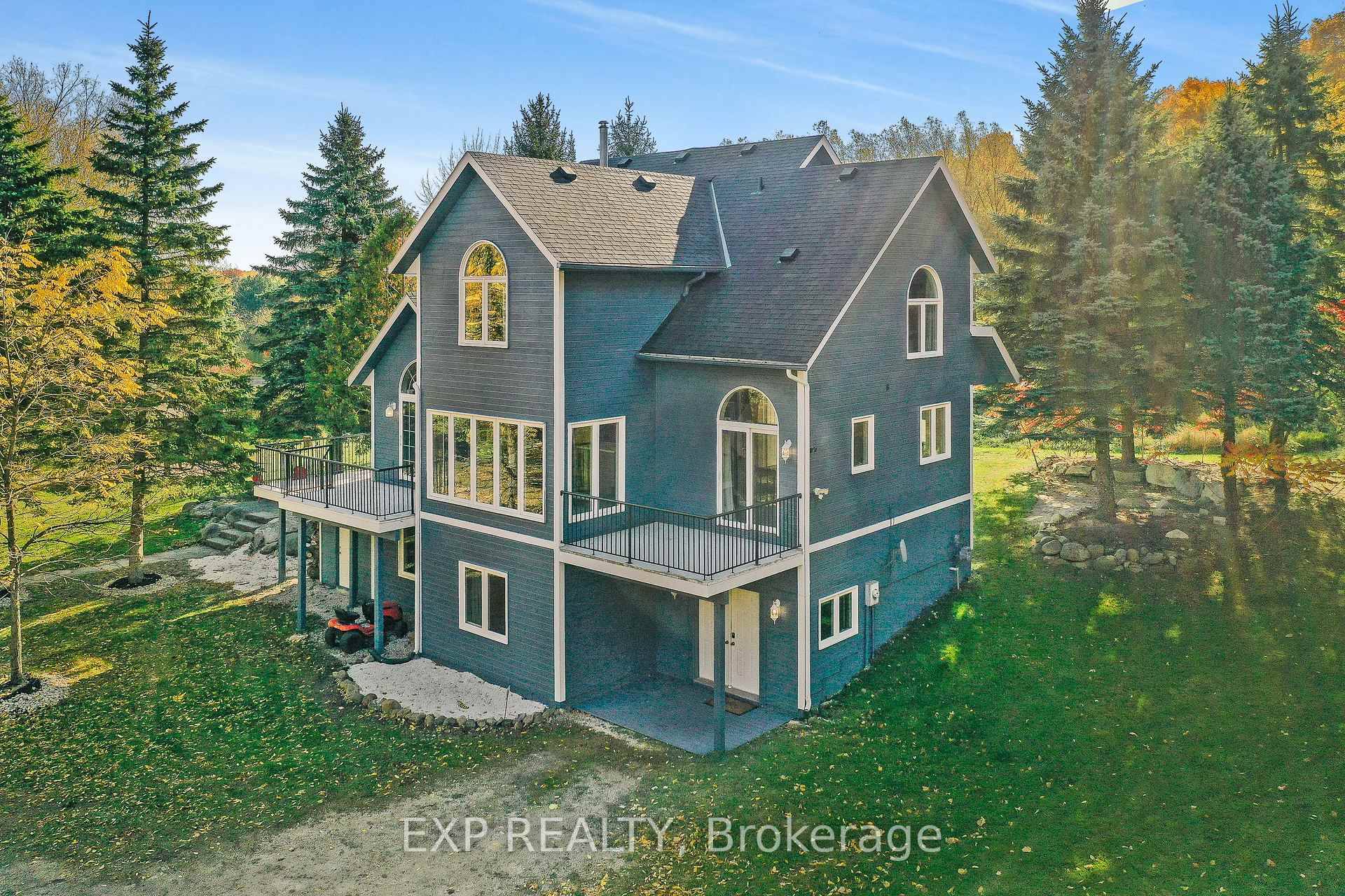 Stunning Chalet with Breathtaking Views, Short Term Accommodation STA zoning, Overlooking Monterra Golf Course Welcome to your dream retreat in the heart of Blue Mountaina beautifully renovated, STA zoned chalet ...
