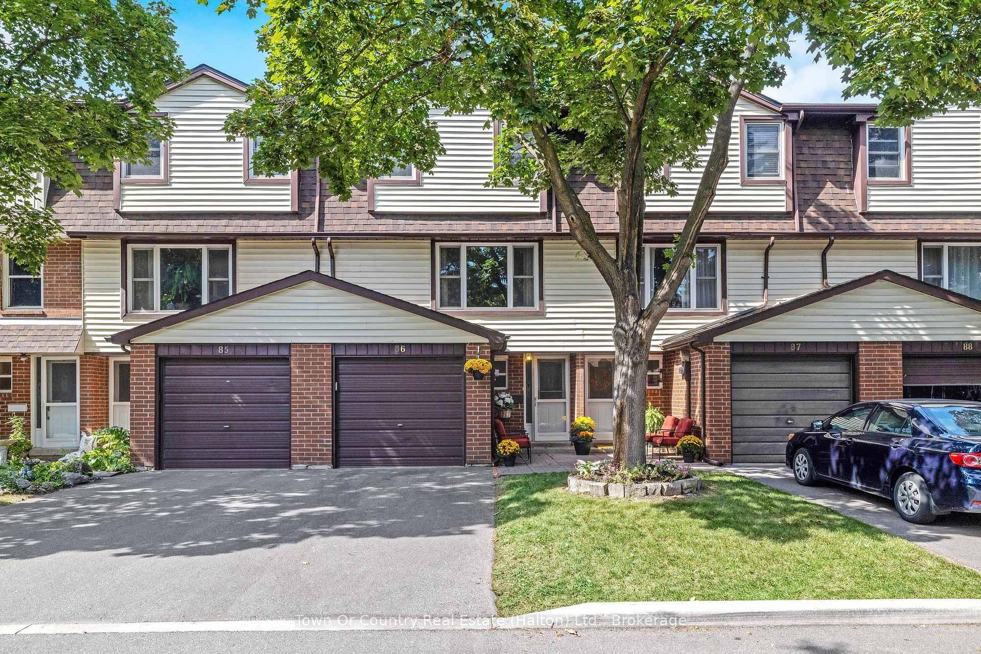 Located in the family favourite White Oaks complex just minutes away from downtown Milton, this fully renovated 3 bedroom townhome sits on a quiet laneway and offers the turn key ...