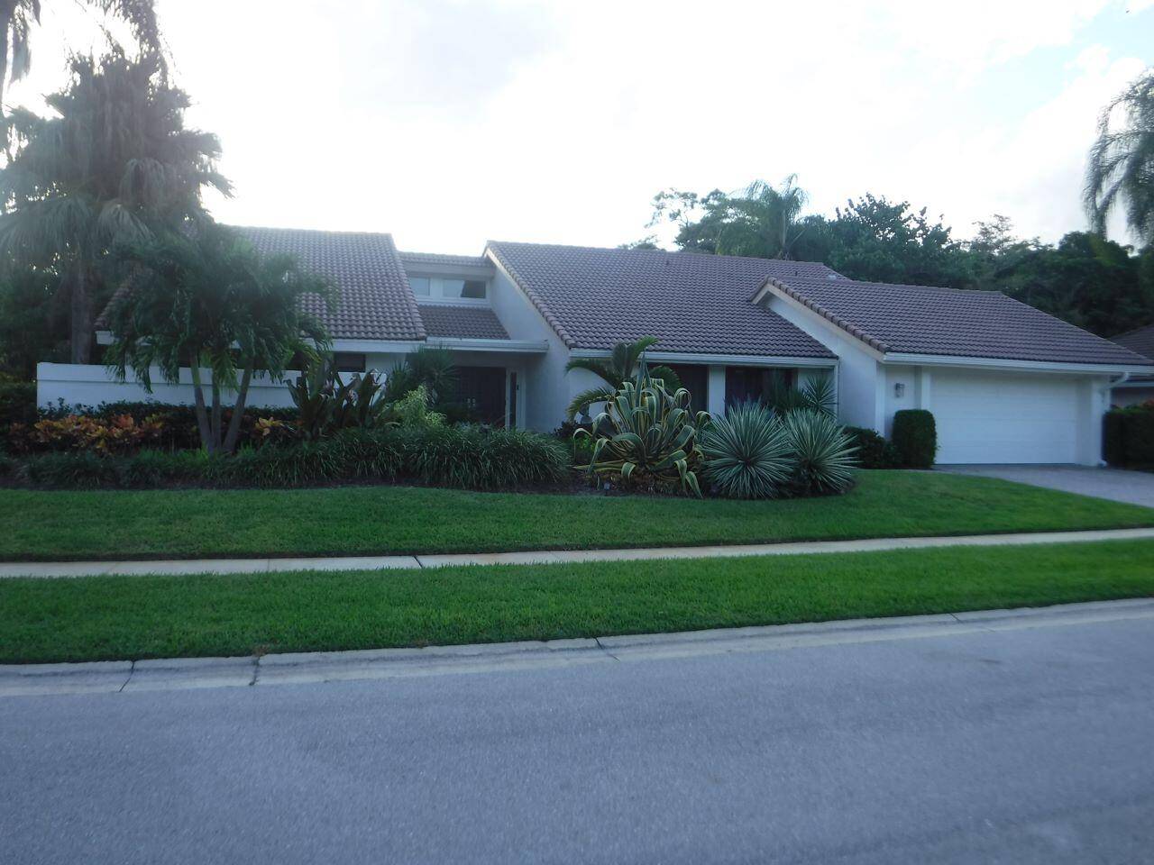 6 Month seasonal off season rental home in the Boca Woods Country Club including golf privileges.