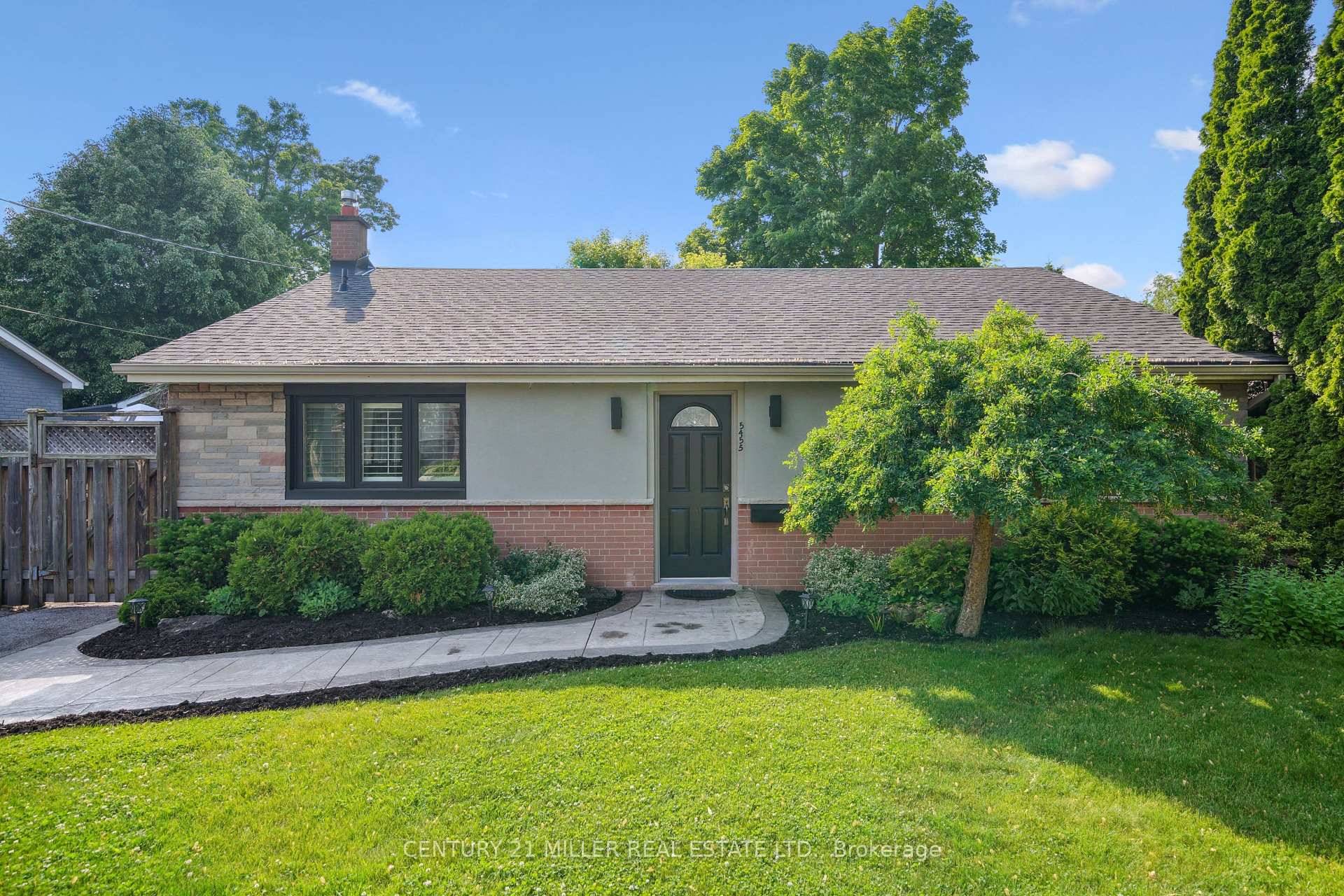 Welcome to this beautifully updated family home in the highly sought after Elizabeth Gardens neighbourhood.