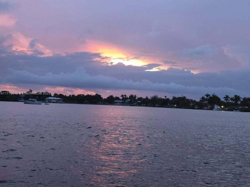 Exquisite 1 Bedroom 1. 5 Bath Unit nestled between the serene Intracoastal Waterway amp ; the vibrant Hollywood Boardwalk, this beautifully updated, spacious unit offers the perfect blend of luxury ...