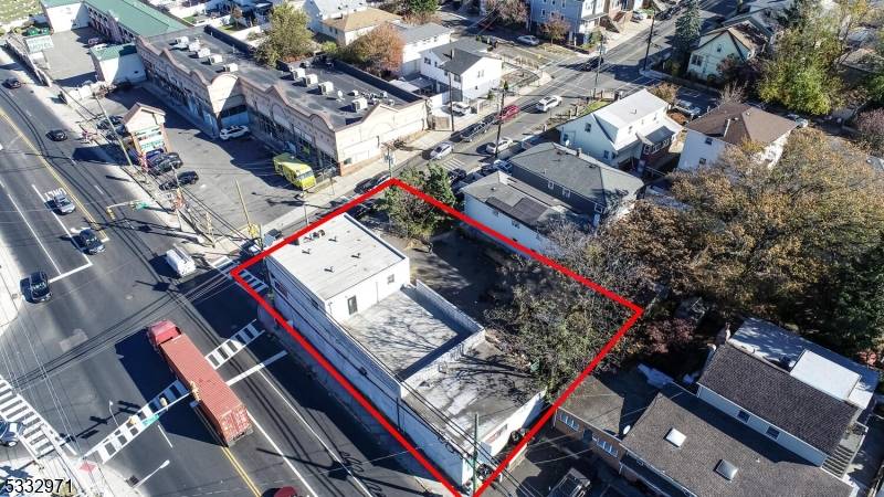 FREESTANDING BUILDING WITH PARKING AT TRAFFIC LIGHT WITH OVER 28, 000 CAR COUNT PER DAY ON RT.