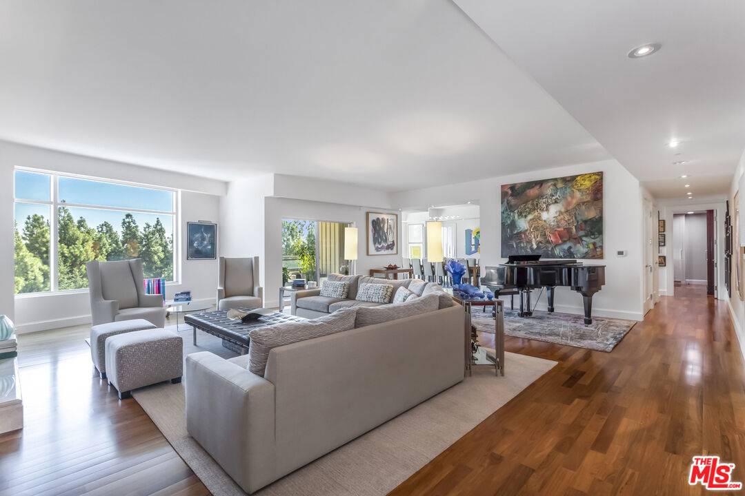 1  W Century Dr 2BR Beverlywood La