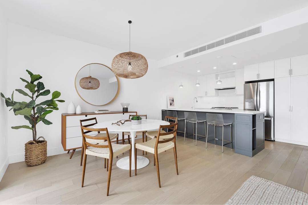 Beachside Townhouse with private outdoor patio !