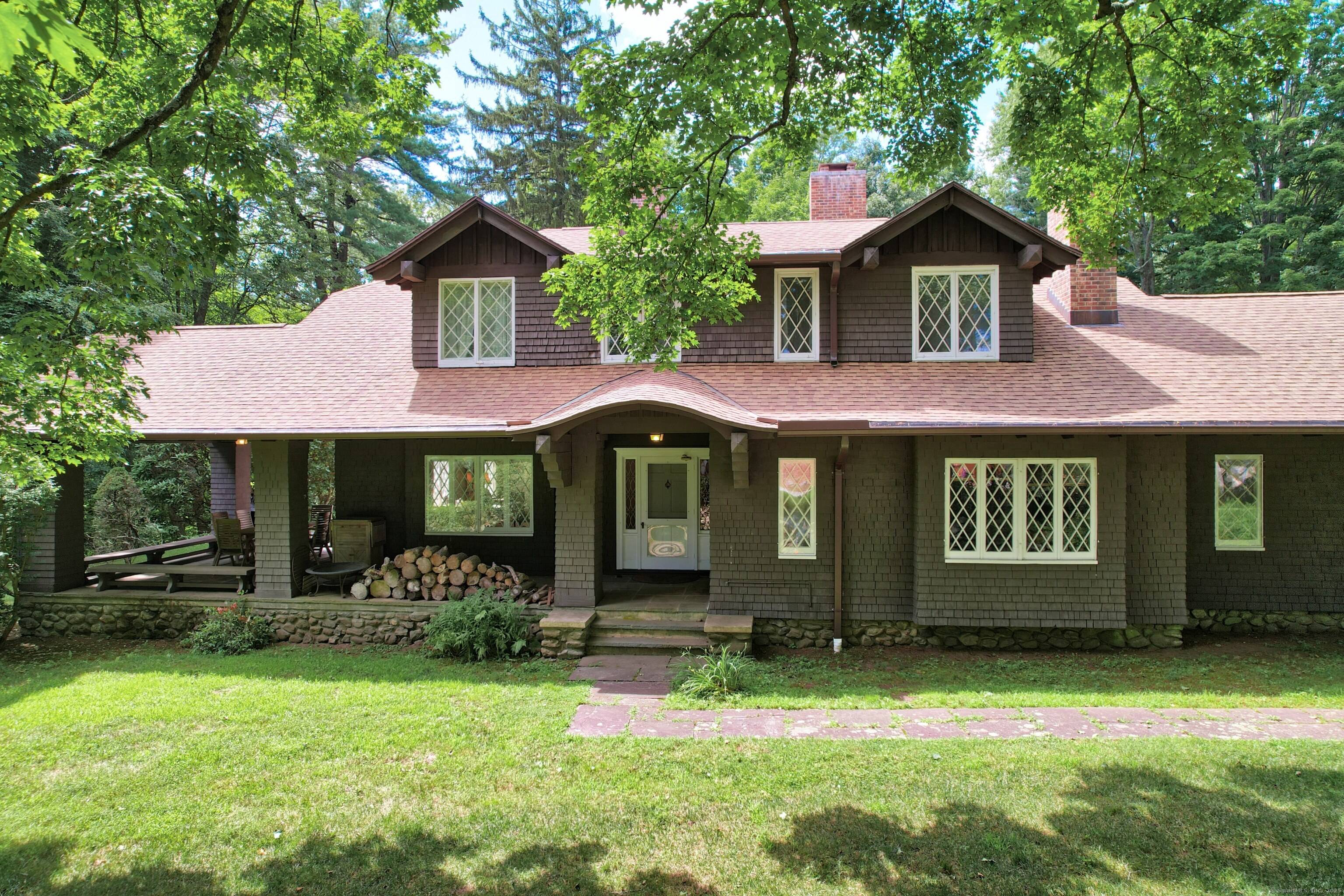 Charming Colonial Retreat in Waterbury, CT !