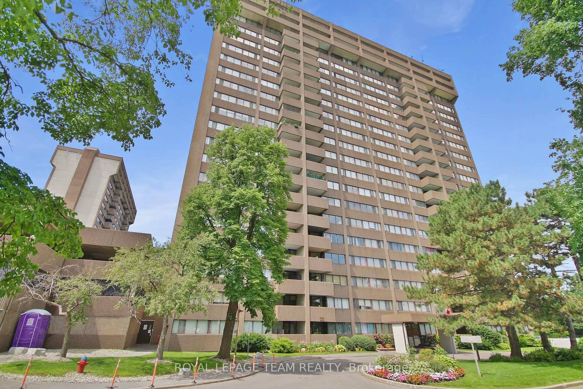 Unbeatable Views ! Welcome to this bright and spacious 18th floor END UNIT condo offering TWO bedrooms, TWO Bathrooms, and incredible north facing views of downtown Ottawa.