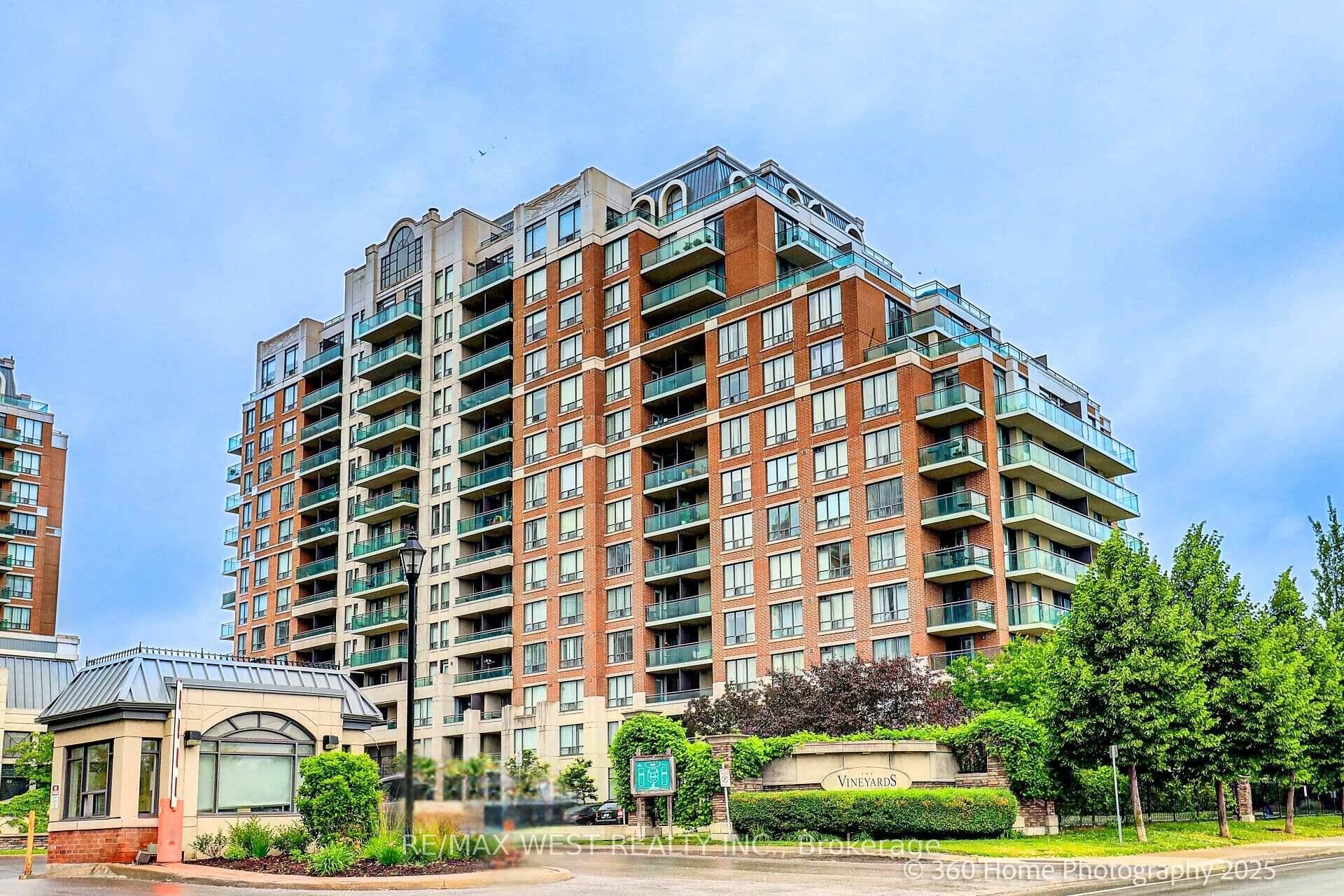 Welcome to 350 Red Maple Road, a beautifully maintained 1 bedroom Den Suite in the highly sought after Vineyards Gated Community.