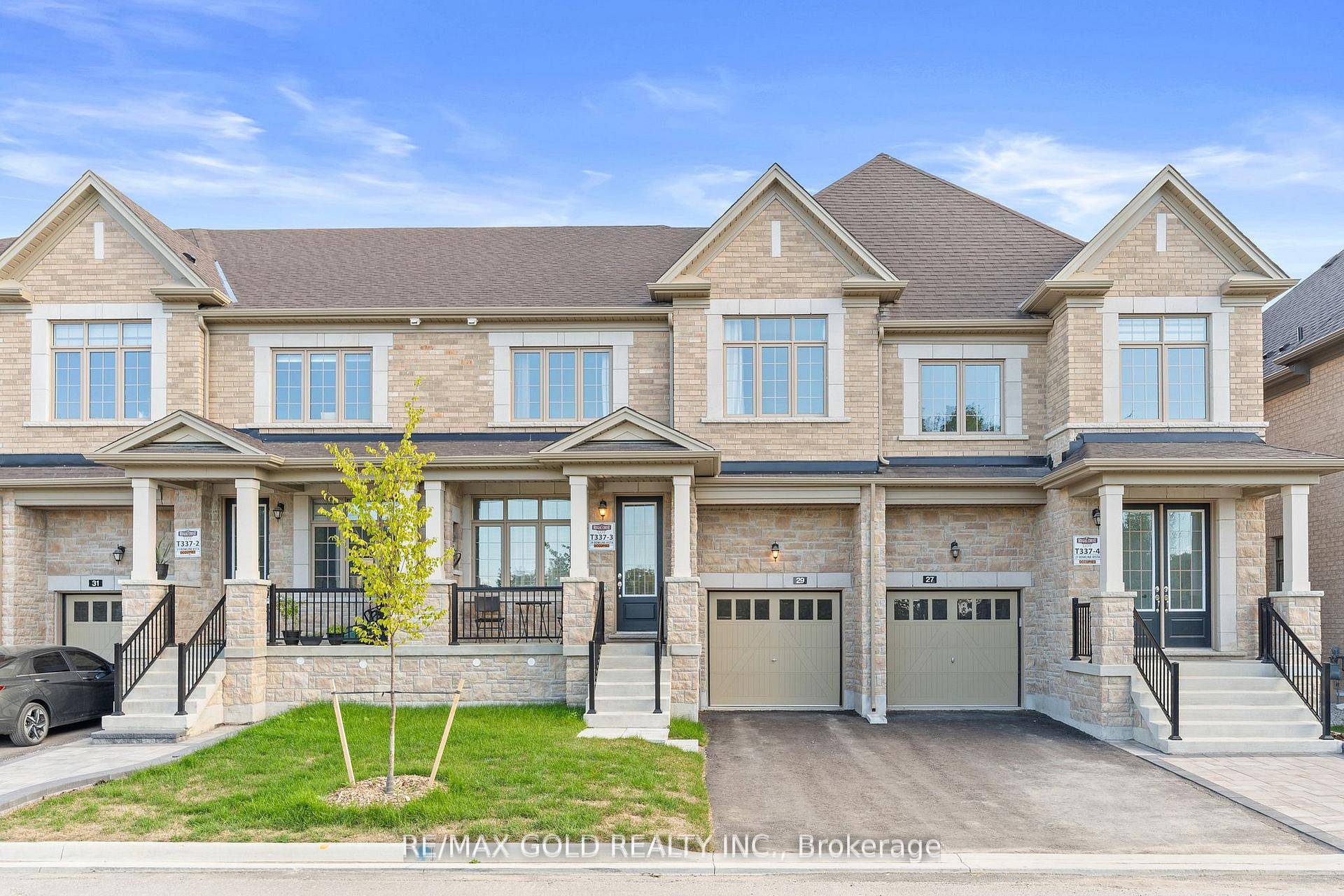 Welcome to this beautiful 4 bedroom townhouse, thoughtfully designed to combine style, comfort, and convenience, all while being filled with natural light throughout.
