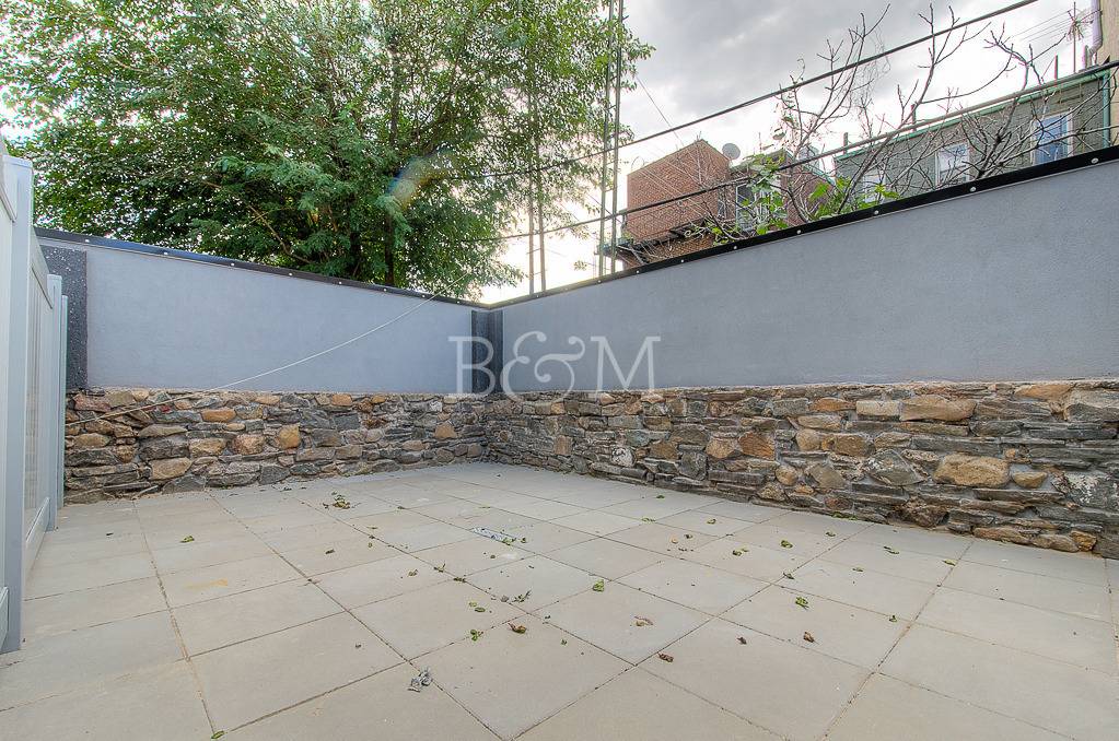 THE BUILDING This modern development is defined by exposed wooden beams, rustic 'barnyard' oak wood floors, new kitchens with stainless appliances dishwasher amp ; microwave included, and large bathrooms with ...