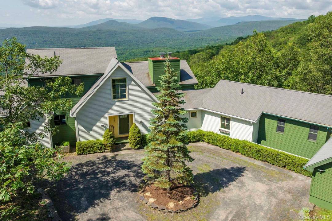 Architect Designed Modern Retreat with Unparalleled Views Over Woodstock Perched high above the town of Woodstock, this rare and exceptional home offers a front row seat to breathtaking panoramic views ...