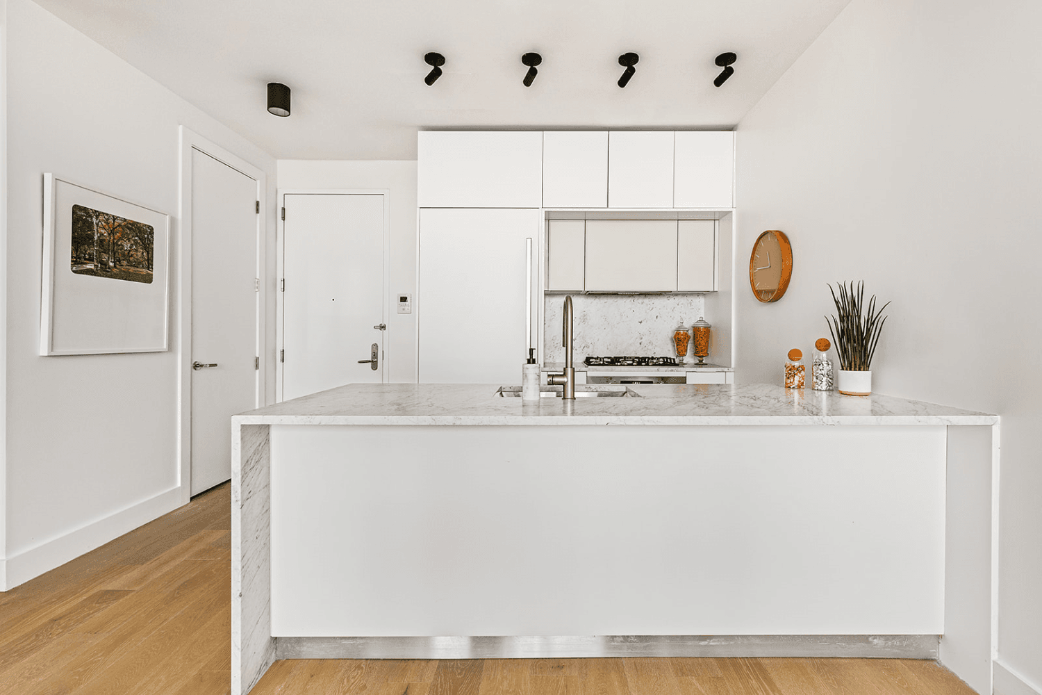 Experience modern elegance at its finest with Residence 6B at Four Fifty Grand, a stunning two bedroom, two bathroom condominium in the heart of Clinton Hill.