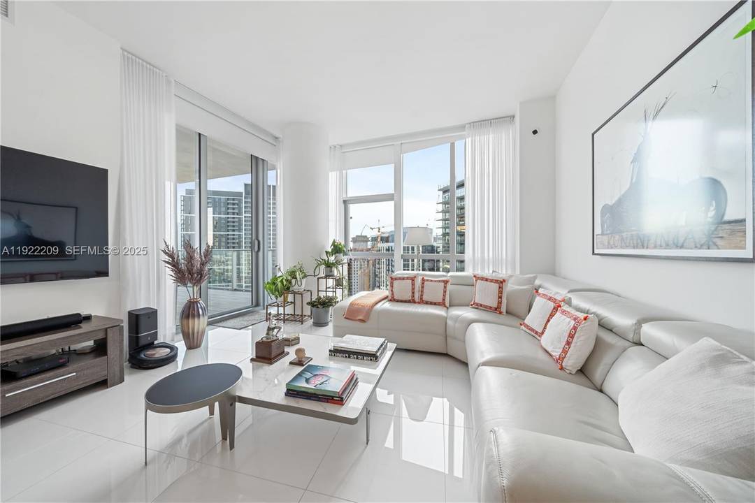 This stunning corner unit which features 3 bedrooms plus den convertible to 4th bedroom and 4 full bathrooms is in a prime location in Downtown Miami in the new Miami ...