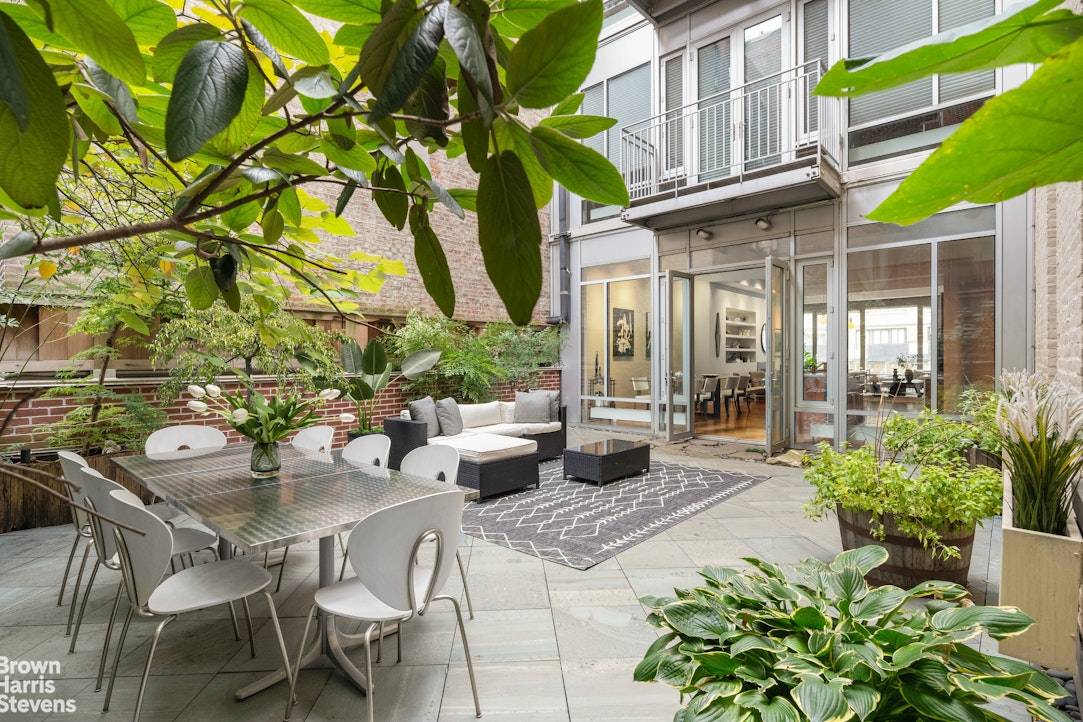 This exclusive full floor residence, complete with over 640 sq.