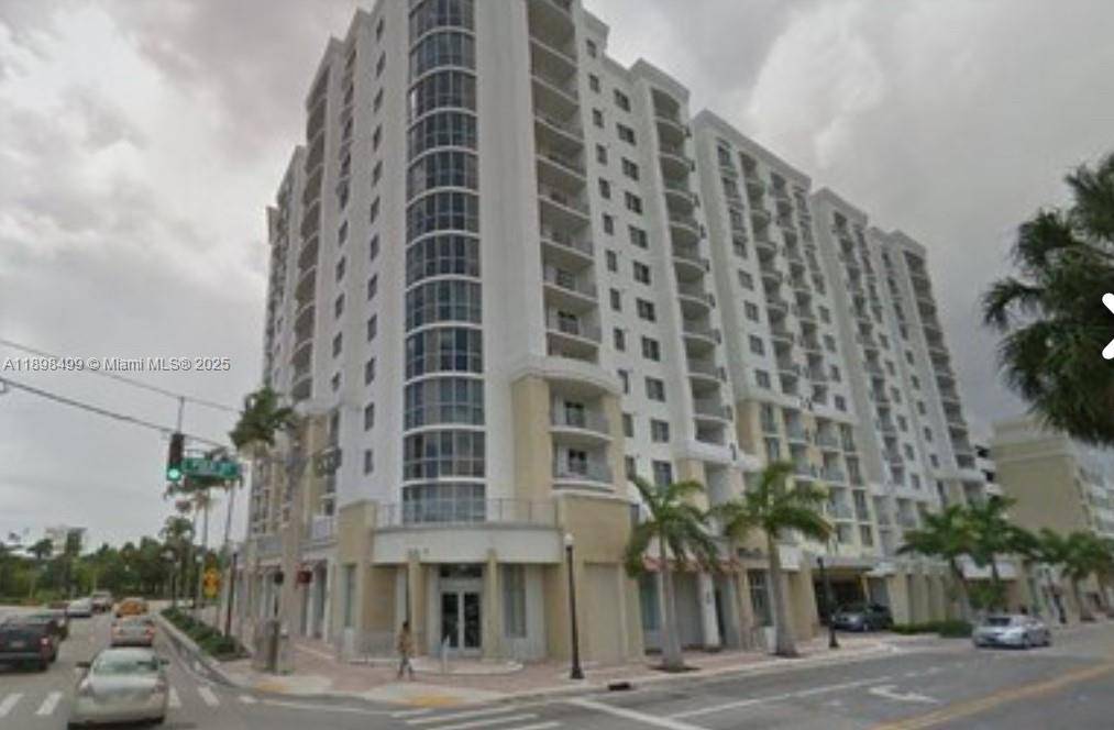 3BR 2BTH unit on the 11th Floor with great view of cruise ships anchored at Port Everglades amp ; planes taking off at Hollywood Fort Lauderdale International Airport only 10 ...