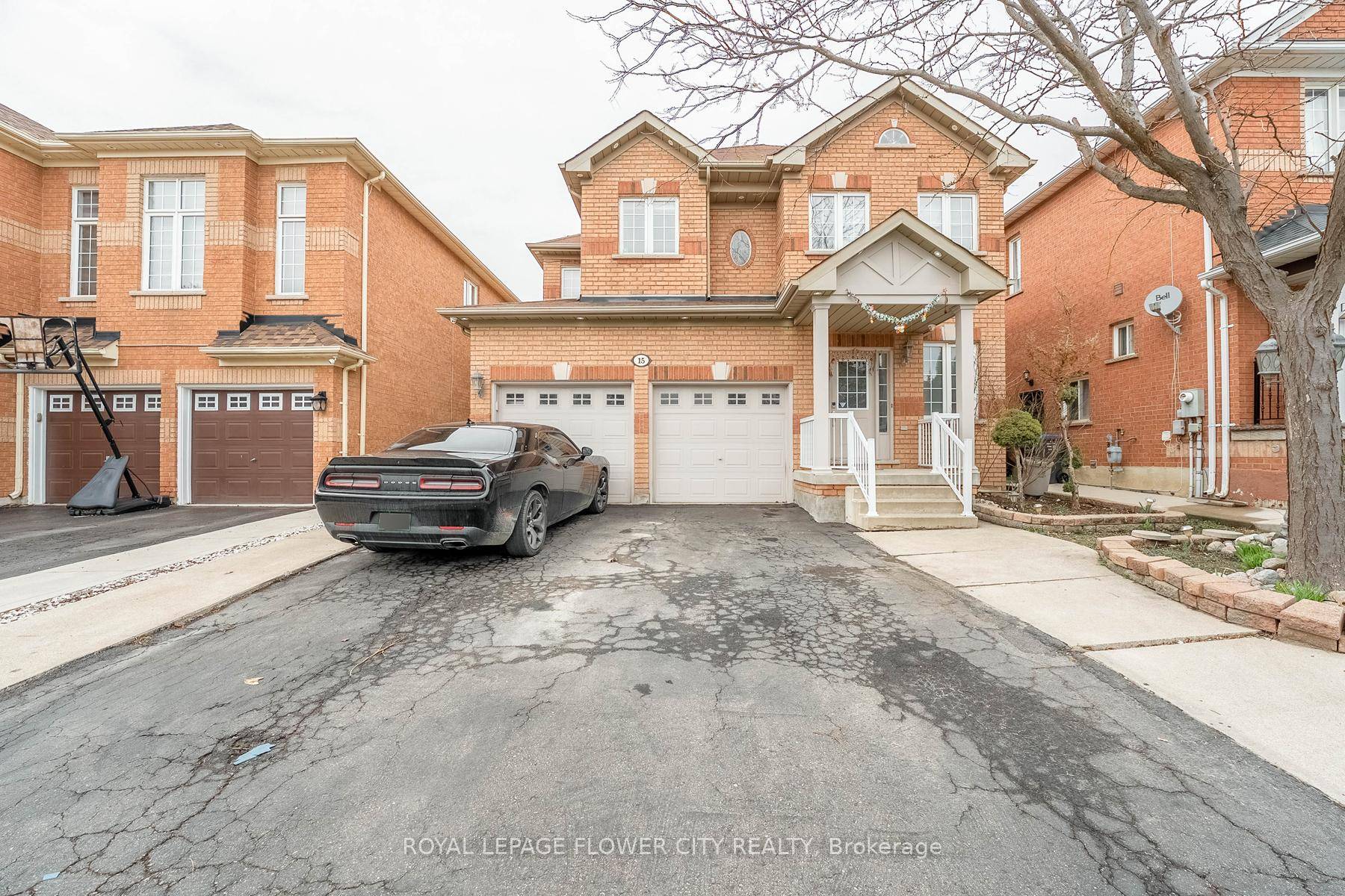 Welcome to this luxurious 4 2 Bedrooms Detached property, with a large amount of upgrades !