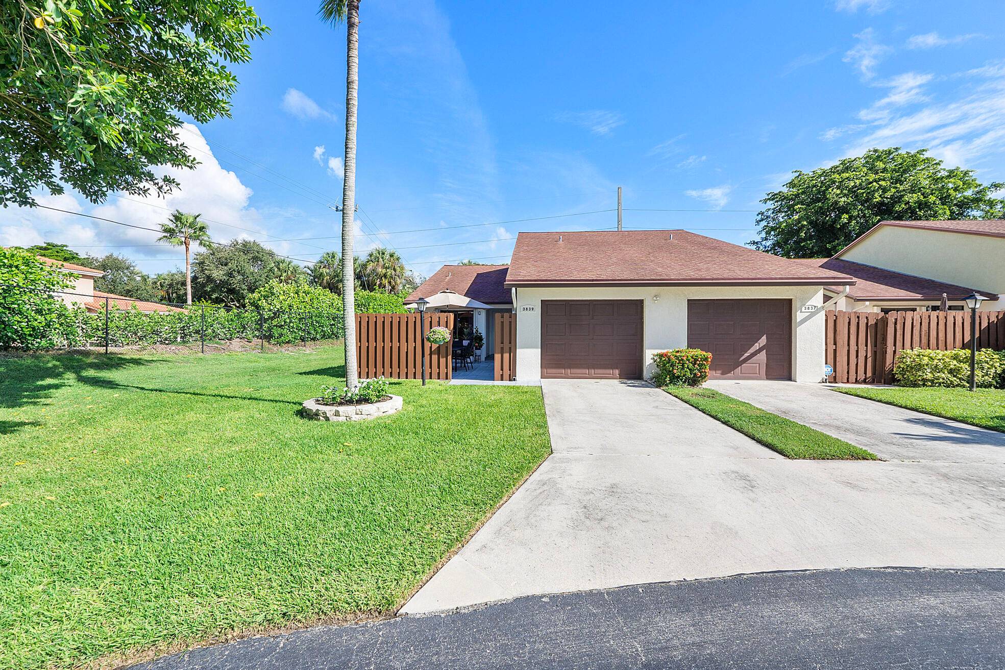 Situated at the end of a private and tranquil cul de sac in lovely 55 community, 2bd 2ba villa, Sliders from Master bedroom and Living Room open up to light ...