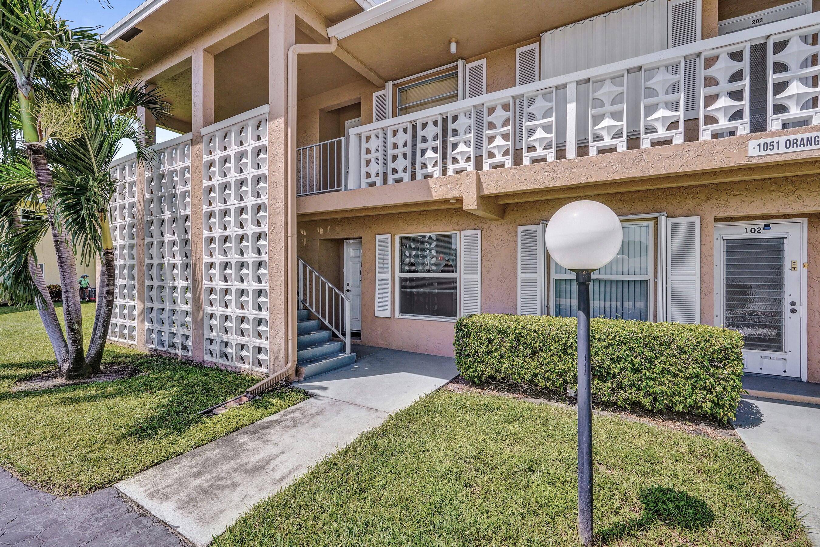 PINES OF DELRAY. Rarely available 1st floor corner with 3 distinct outdoor patios !