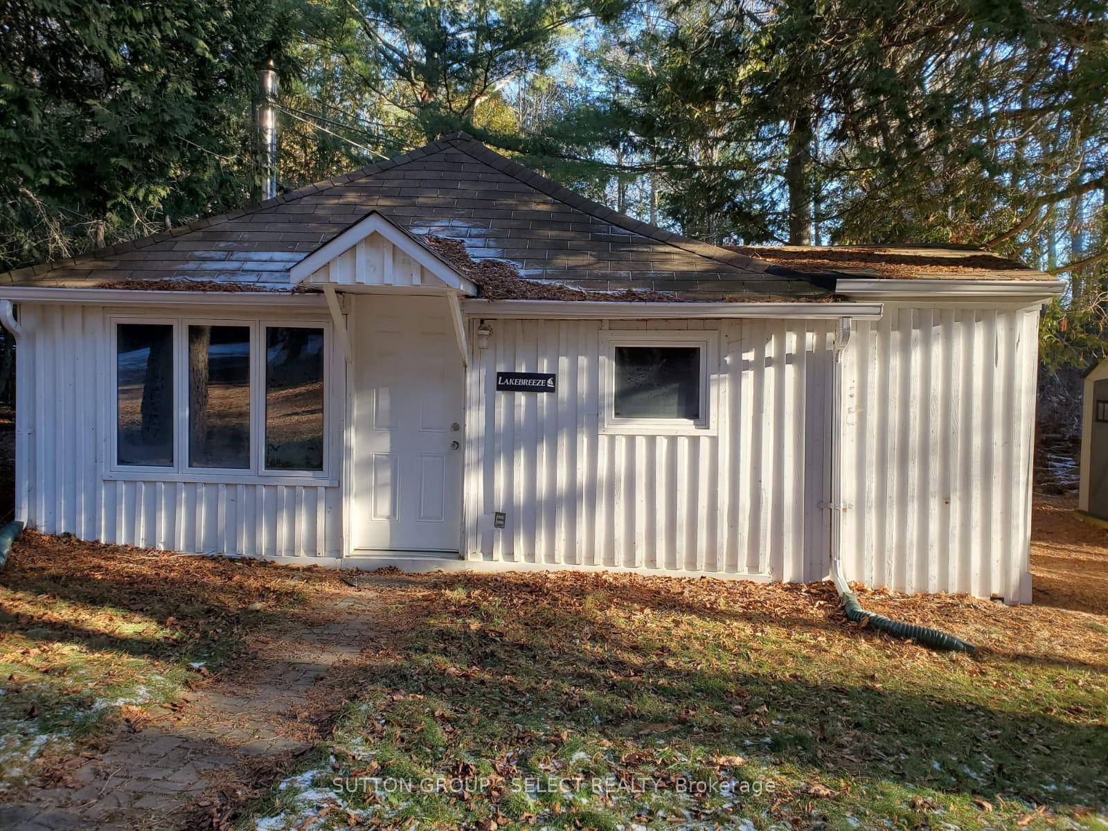 Quaint cottage nestled amongst 50ft trees and backs onto a creek with public access to a sandy bottom lake Ontario.