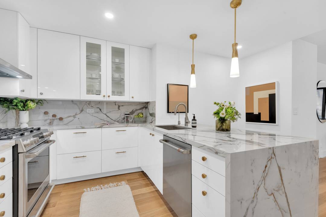 SHOWINGS BEGIN SUN MAY 17 OH 12 1 30 Residence 428 at The Victoria is north facing, extra large 1 bedroom in the heart of Union Square, offering a truly ...