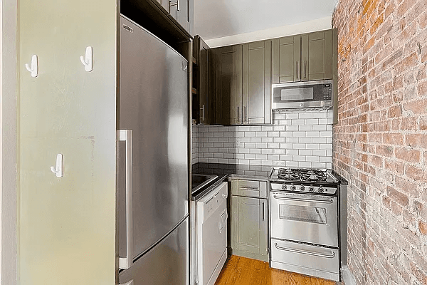Prime Park Slope Renovated 1 Bedroom Located on President Street between 6th and 7th Avenues, this third floor townhouse apartment offers a bright exposure to the North and features an ...