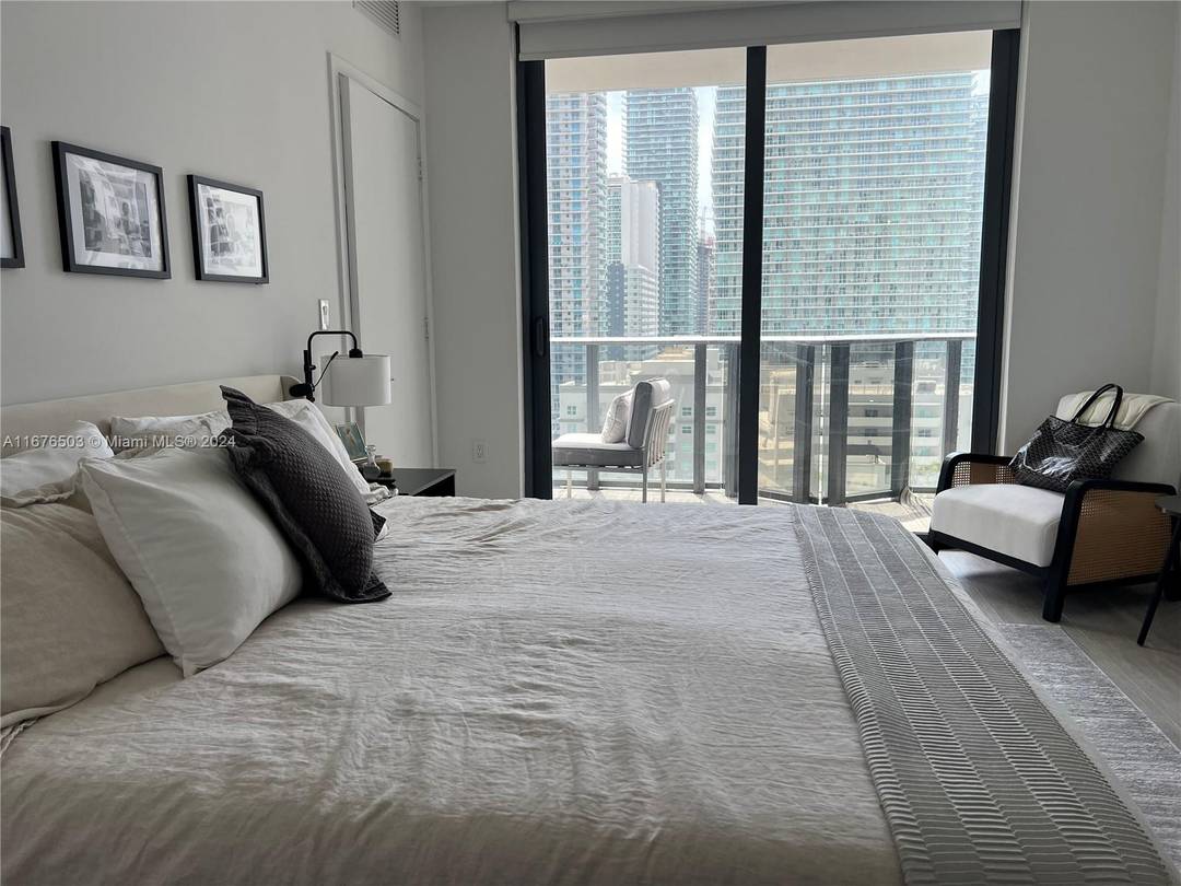 Amazing 1 bd 2 bath den in the heart of Brickell.