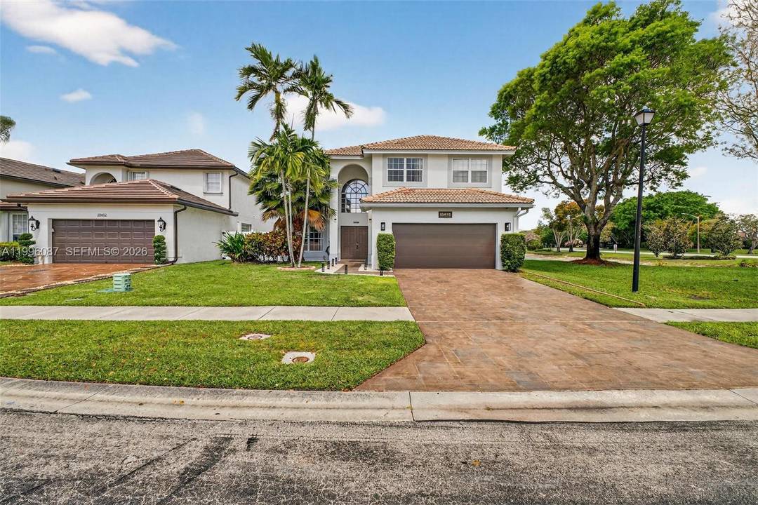 Beautifully updated 2 story home in Lakes at Boca Raton featuring 3 bedrooms office den, 2.
