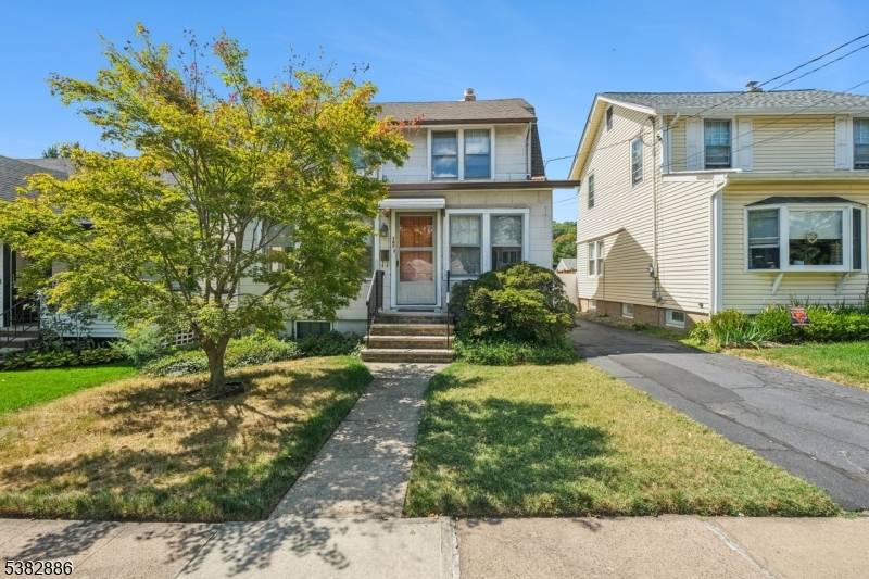 Welcome to Hawthorne ! This well built 3 bedroom, 1.