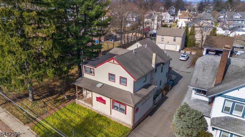 Meticulously maintained mixed use building in the heart of Caldwell, ideal for investors or end users alike.
