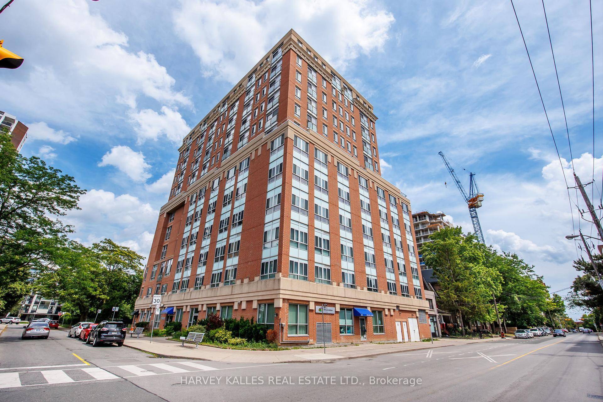 Tucked into the heart of prestigious Cedervale, this bright and beautifully 1 bedroom condo offers incredible Value in a charming, boutique building.