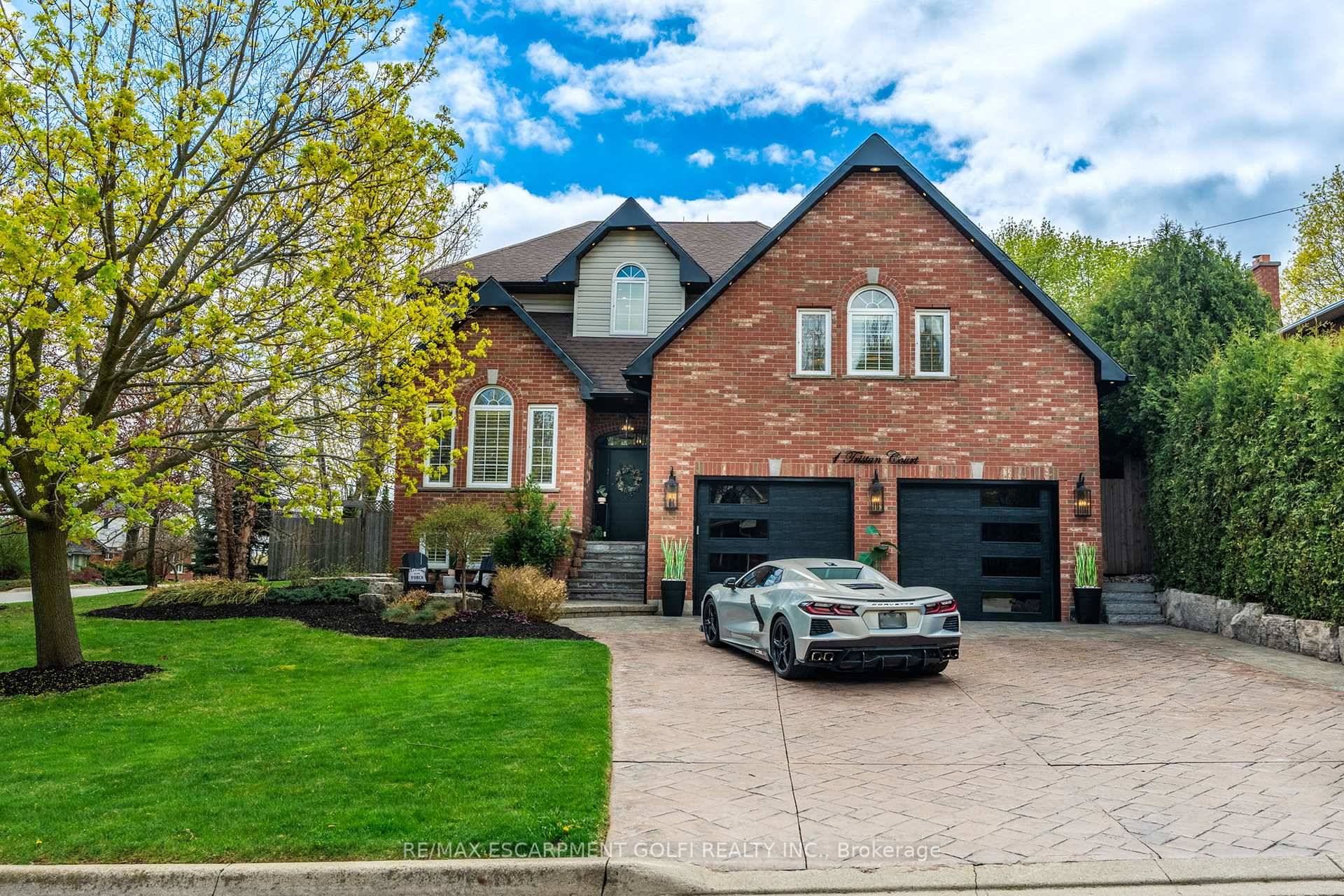 Welcome to a Custom Built Masterpiece of Modern Elegance Nestled on a private court within the prestigious Rockcliffe Estates and situated on a premium corner lot, this fully upgraded residence ...