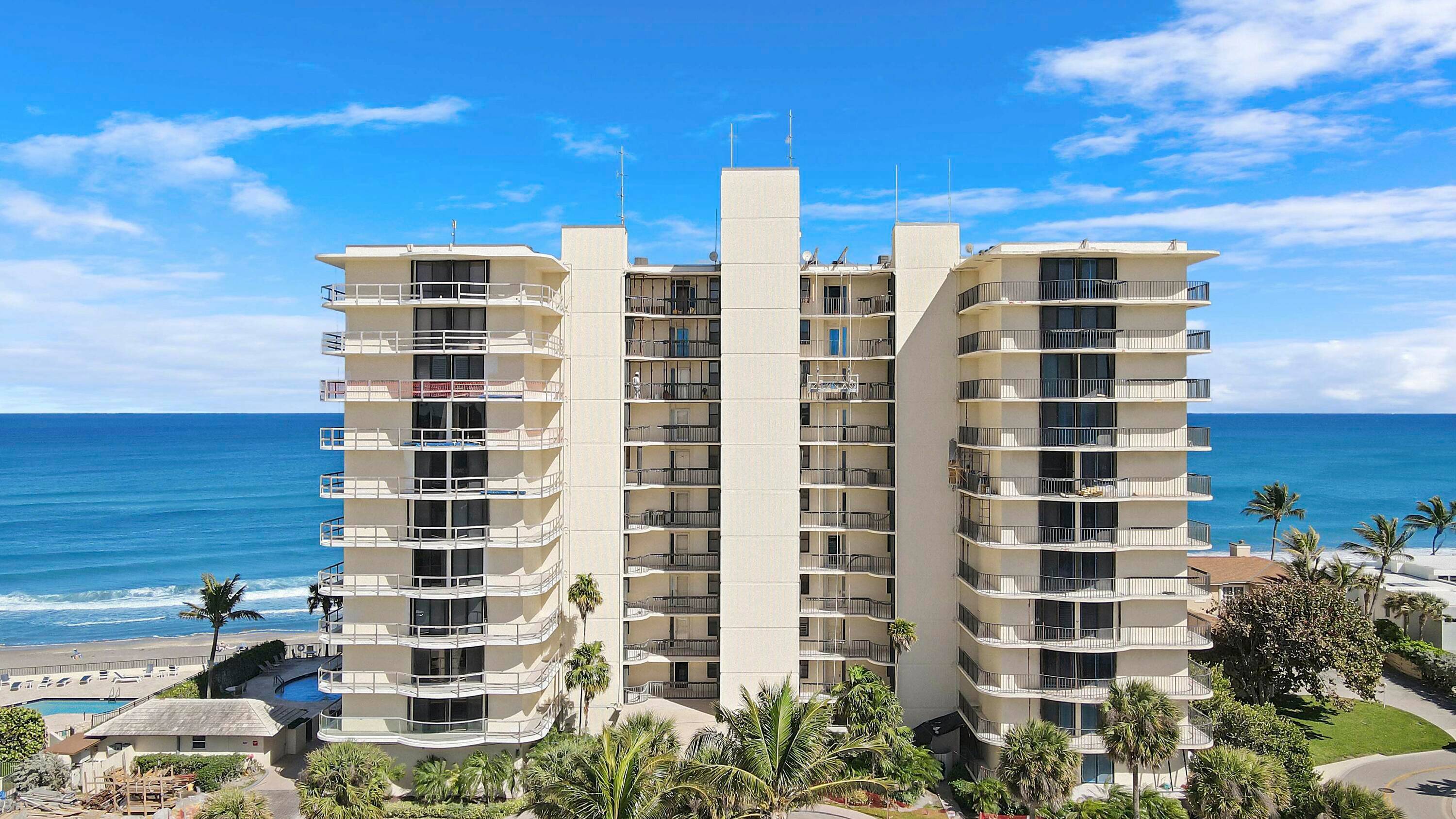 This rarely available corner residence on the 8th floor of Ocean Towers South is located in one of Jupiter Island's most highly sought after buildings.