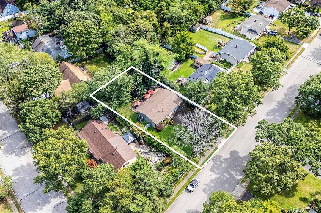 Welcome to 27 Split Cedar Drive, Islandia !