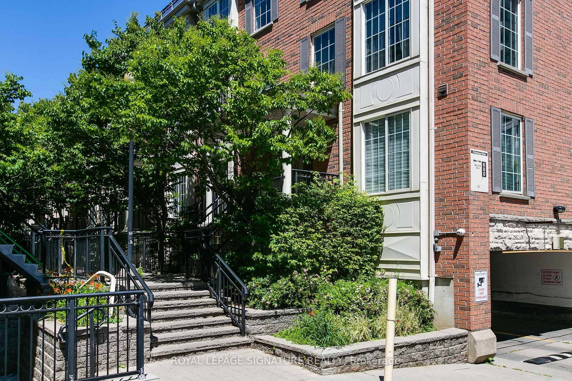 Bright amp ; Spacious Upper Level Townhome in Prime North York !