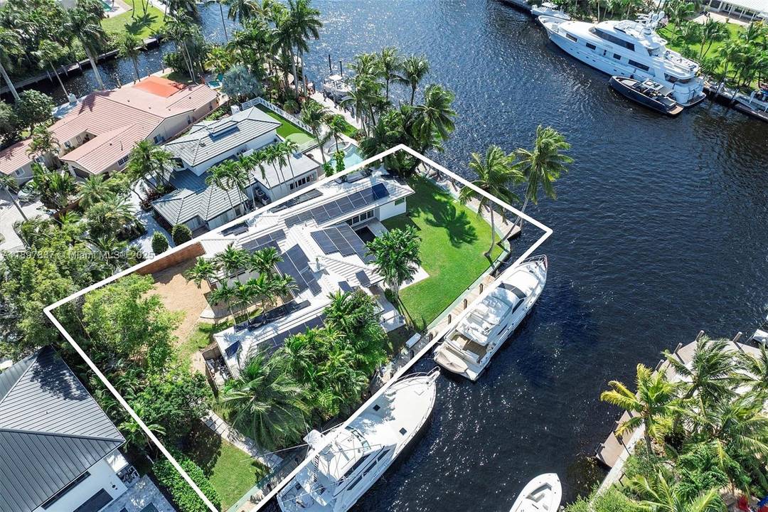 Boater s paradise with 225 ft of prime water frontage on the South Fork New River, offering deep water dockage with no fixed bridges, ideal for yachts over 100 ft ...