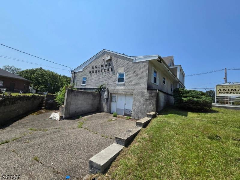 This property had been a Veterinary Hospital but in recent years has not been occupied.