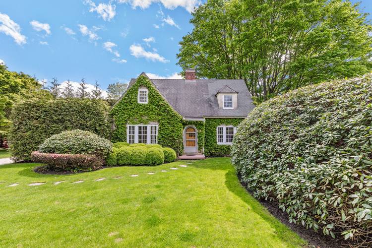 Charming Southampton Village Home - 3 Bedrooms With Pool