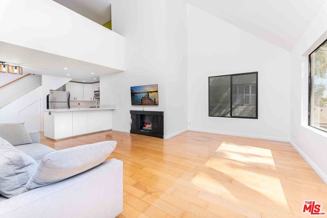 950  N Kings Rd 1BR Sunset Strip La