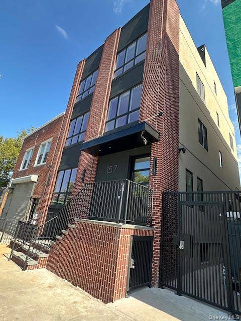 Luxury Boutique Garden Apartment Greenwood Gowanus, Brooklyn 3 Bed 2 Bath Unmatched Quality The pinnacle of modern sophistication in this brand new build out within a boutique style building.