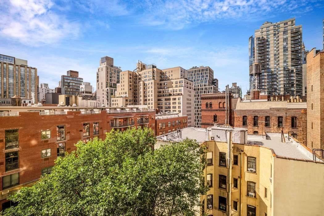 Corner Prewar Beauty in Gramercy House This coveted C line high floor one bedroom boasts both Chrysler Building and Gramercy House Garden views and an expansive corner great room featuring ...