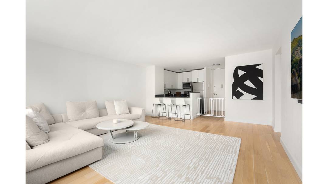 RENOVATED HIGH FLOOR 1 BEDROOM CONDO WITH OPEN CHEF'S KITCHEN ; STAINLESS STEEL APPLIANCES, GENEROUS CLOSETS, BEAUTIFUL HARDWOOD FLOORS, SOUTH FACING, LOTS OF LIGHT amp ; SUN, NEW WINDOWS, AND ...