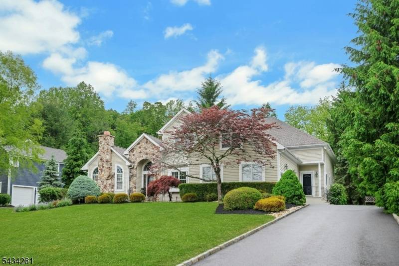 Welcome to this spectacular 4br 3.
