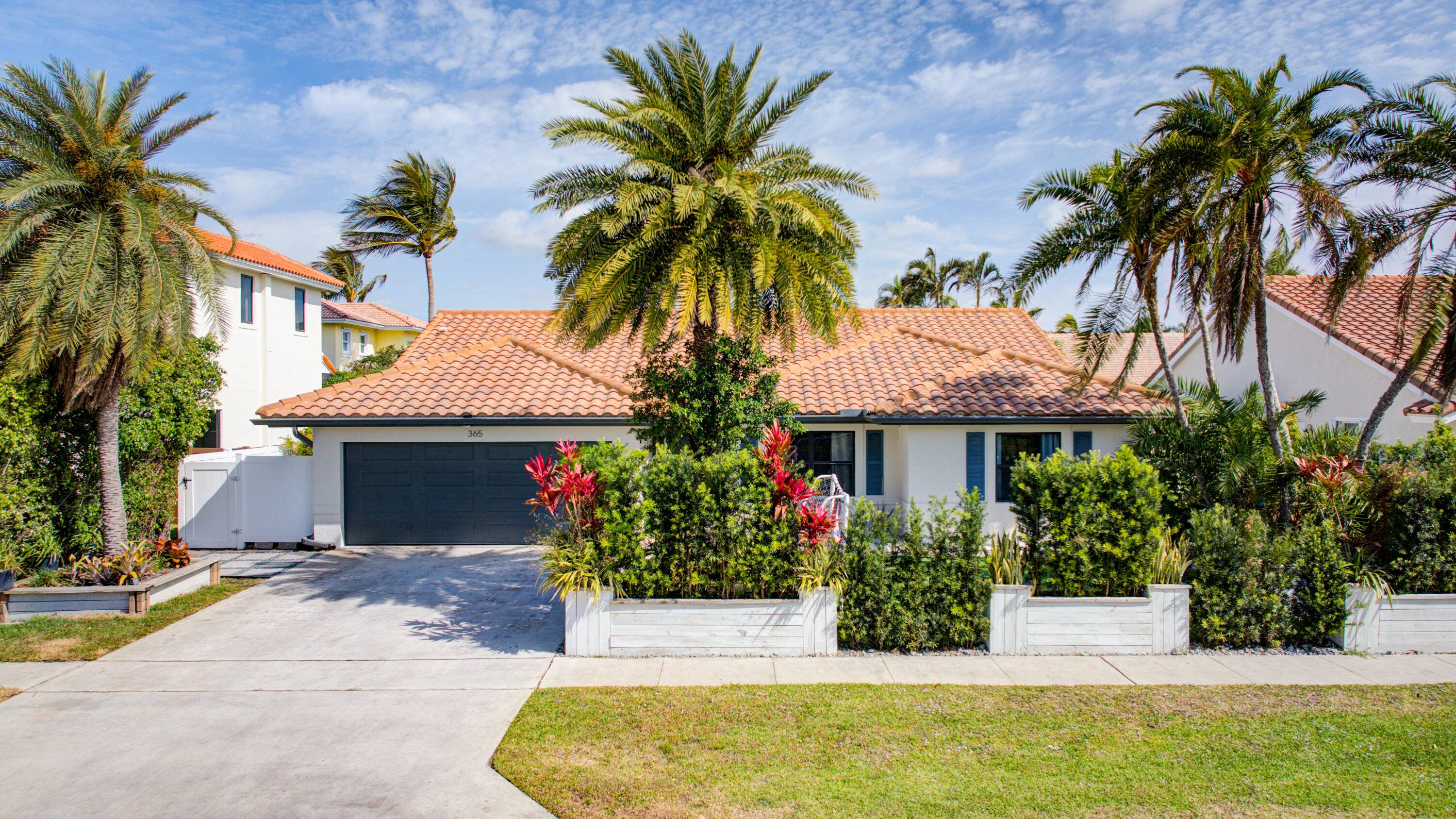 Prime Boca Raton location, this is a must see !