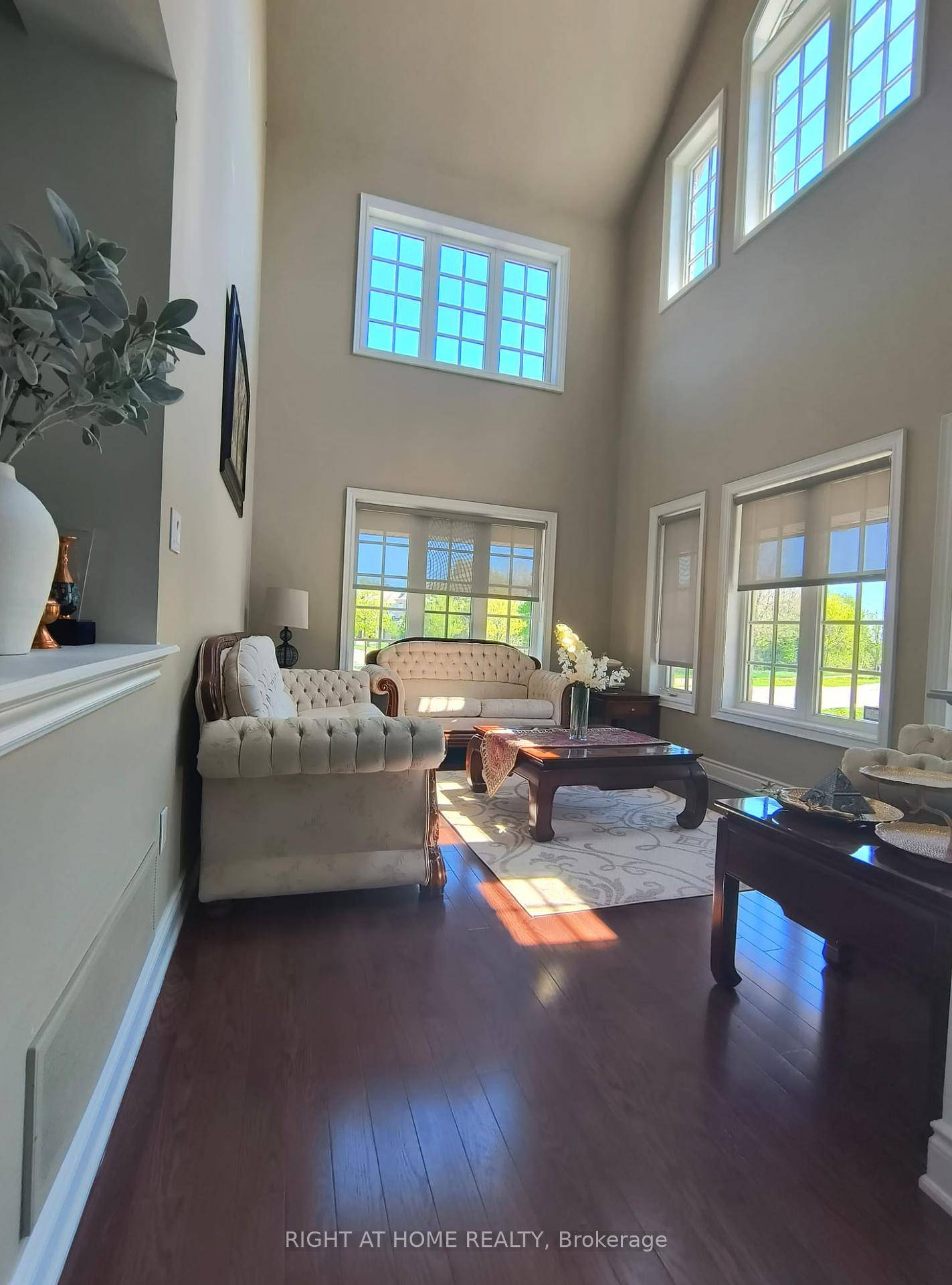 Nestled in the prestigious Oak Ridges Lake Wilcox community, this elegant four bedroom, five bathrooms detached home offers a harmonious blend of luxury and comfort.