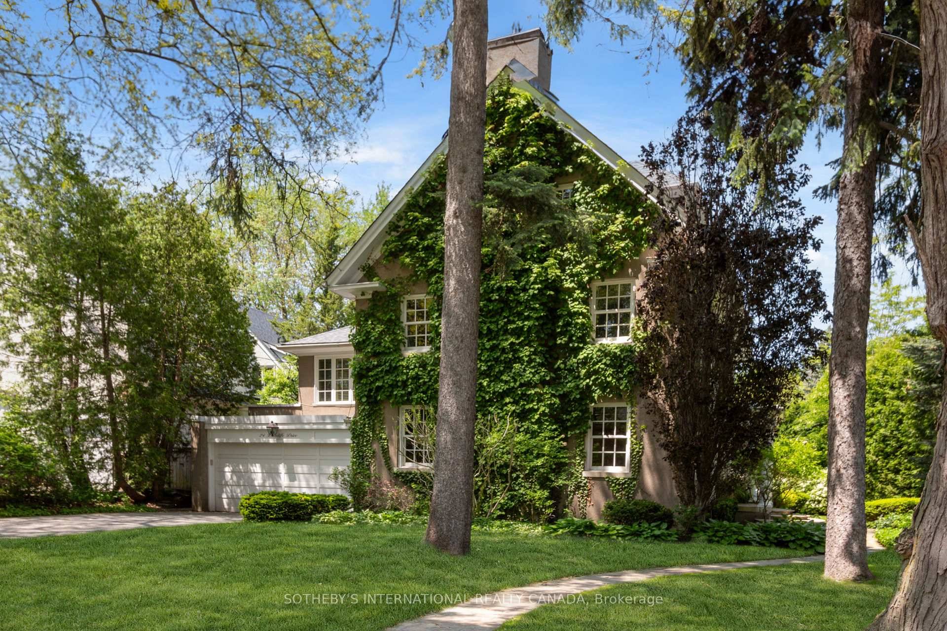 Welcome to the most sought after and tranquil enclave ; Walk to Rosedale Golf Club and the vibrant shops, and transit options along Yonge Street, quick drive to 401 for ...