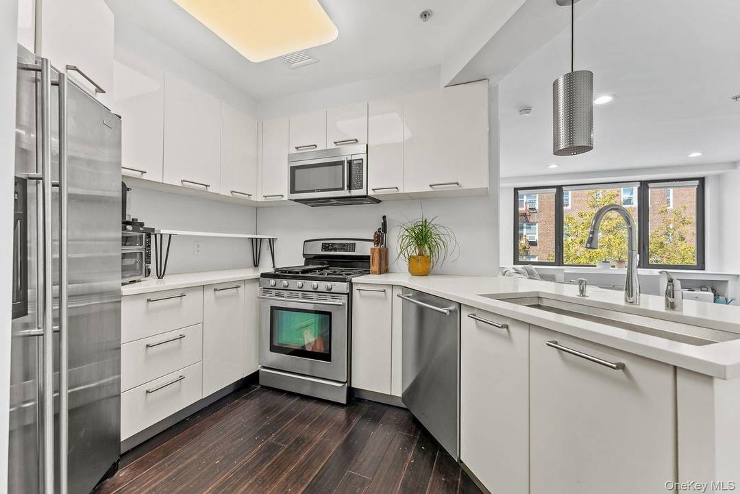 DEEDED PARKING amp ; STORAGE INCLUDED !