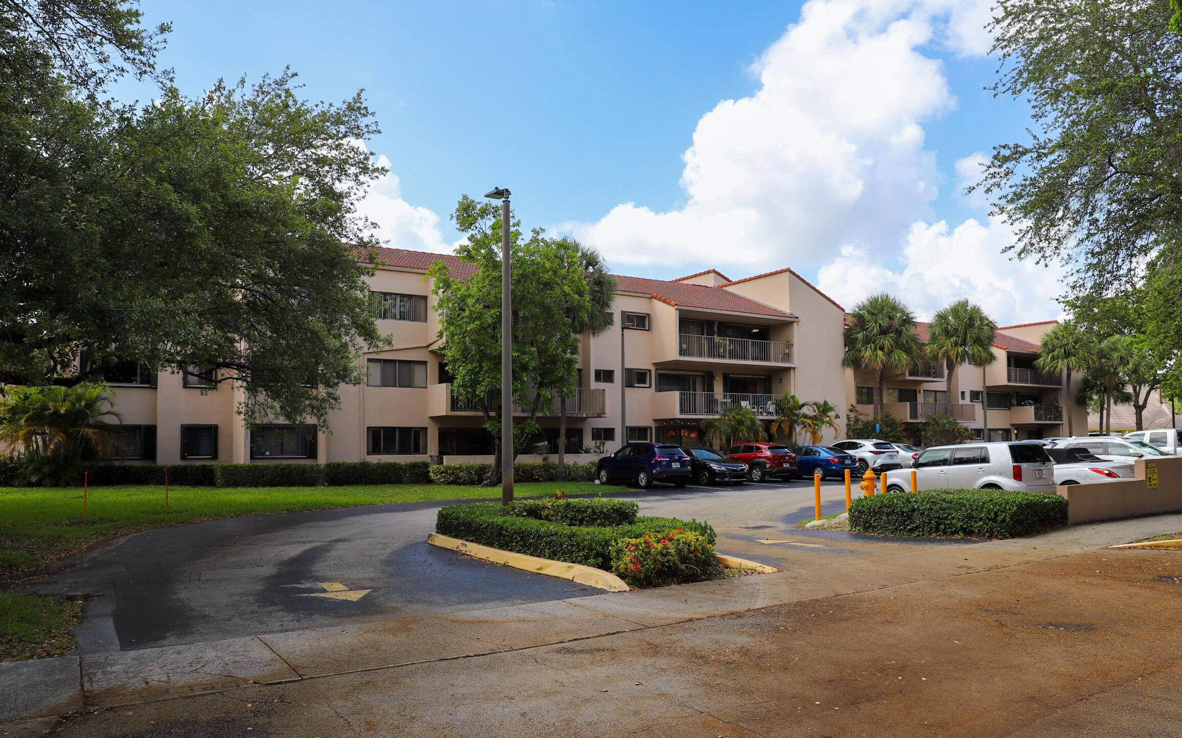 Welcome to this charming condo in Miami Lakes that offers an exceptional living experience in a beautifully designed space.